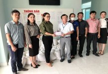 HHDN tỉnh Quảng Nam phối hợp Hội LHTN Việt Nam tỉnh và CLB Doanh nhân trẻ của tỉnh phát gạo trong Chương trình "Hạt gạo yêu thương"