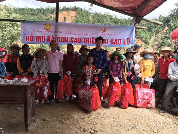 HIỆP HỘI DOANH NGHIỆP TỈNH QUẢNG NAM PHỐI HỢP VỚI CLB DOANH NHÂN TRẺ TỈNH QUẢNG NAM VÀ CÁC DOANH NGHIỆP ĐỒNG HÀNH CÙNG HIỆP HỘI  ĐÃ ĐẾN HỖ TRỢ BÀ CON VÙNG CAO XÃ PHƯỚC THÀNH HUYỆN PHƯỚC SƠN VƯỢT QUA KHÓ KHĂN SAU BÃO LŨ.