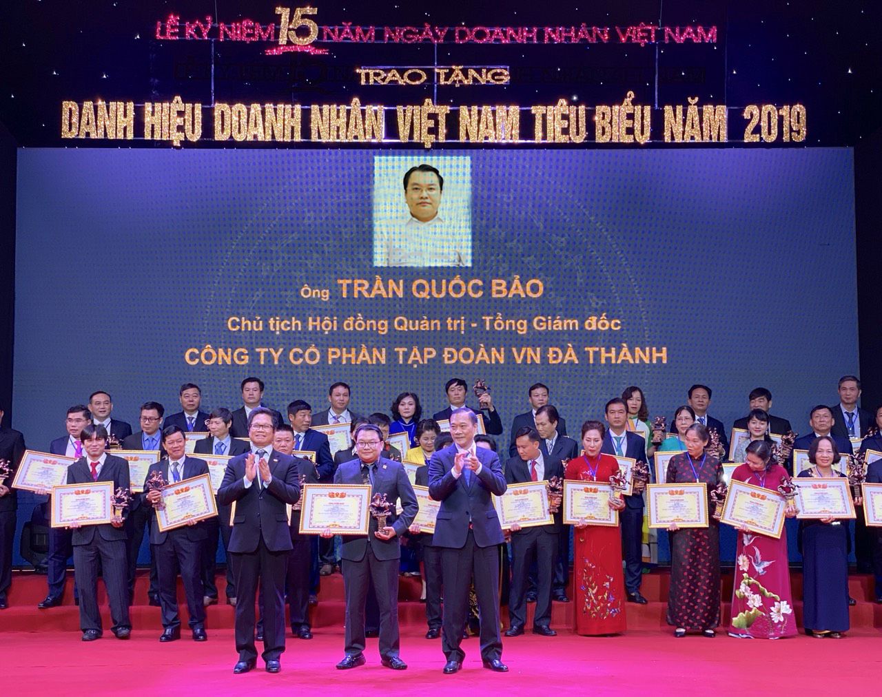 ÔNG TRẦN QUỐC BẢO - CHỦ TỊCH HHDN TỈNH QUẢNG NAM NHẬN DANH HIỆU “DOANH NHÂN VIỆT NAM TIÊU BIỂU” NĂM 2019