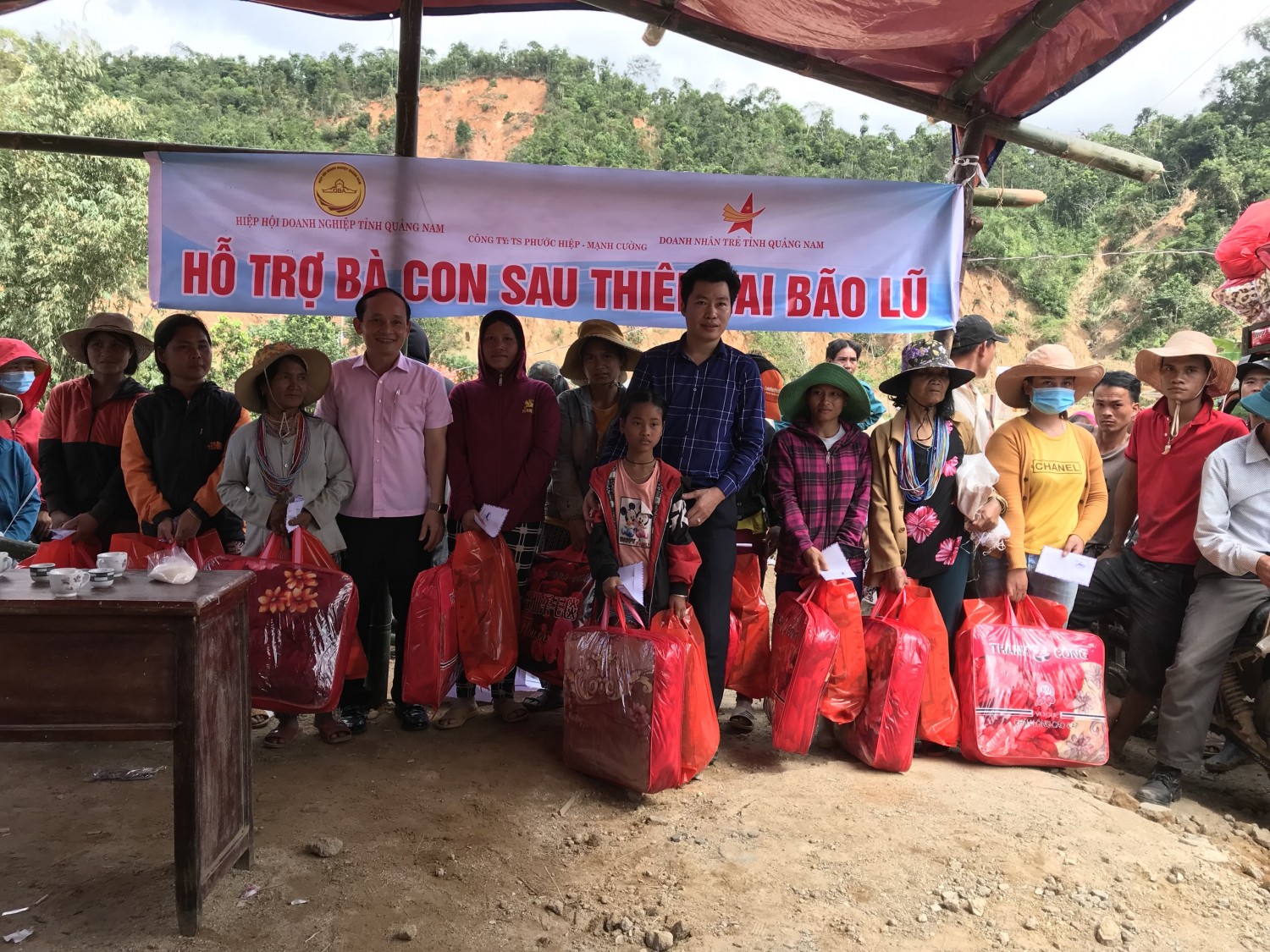 HIỆP HỘI DOANH NGHIỆP TỈNH QUẢNG NAM PHỐI HỢP VỚI CLB DOANH NHÂN TRẺ TỈNH QUẢNG NAM VÀ CÁC DOANH NGHIỆP ĐỒNG HÀNH CÙNG HIỆP HỘI  ĐÃ ĐẾN HỖ TRỢ BÀ CON VÙNG CAO XÃ PHƯỚC THÀNH HUYỆN PHƯỚC SƠN VƯỢT QUA KHÓ KHĂN SAU BÃO LŨ.