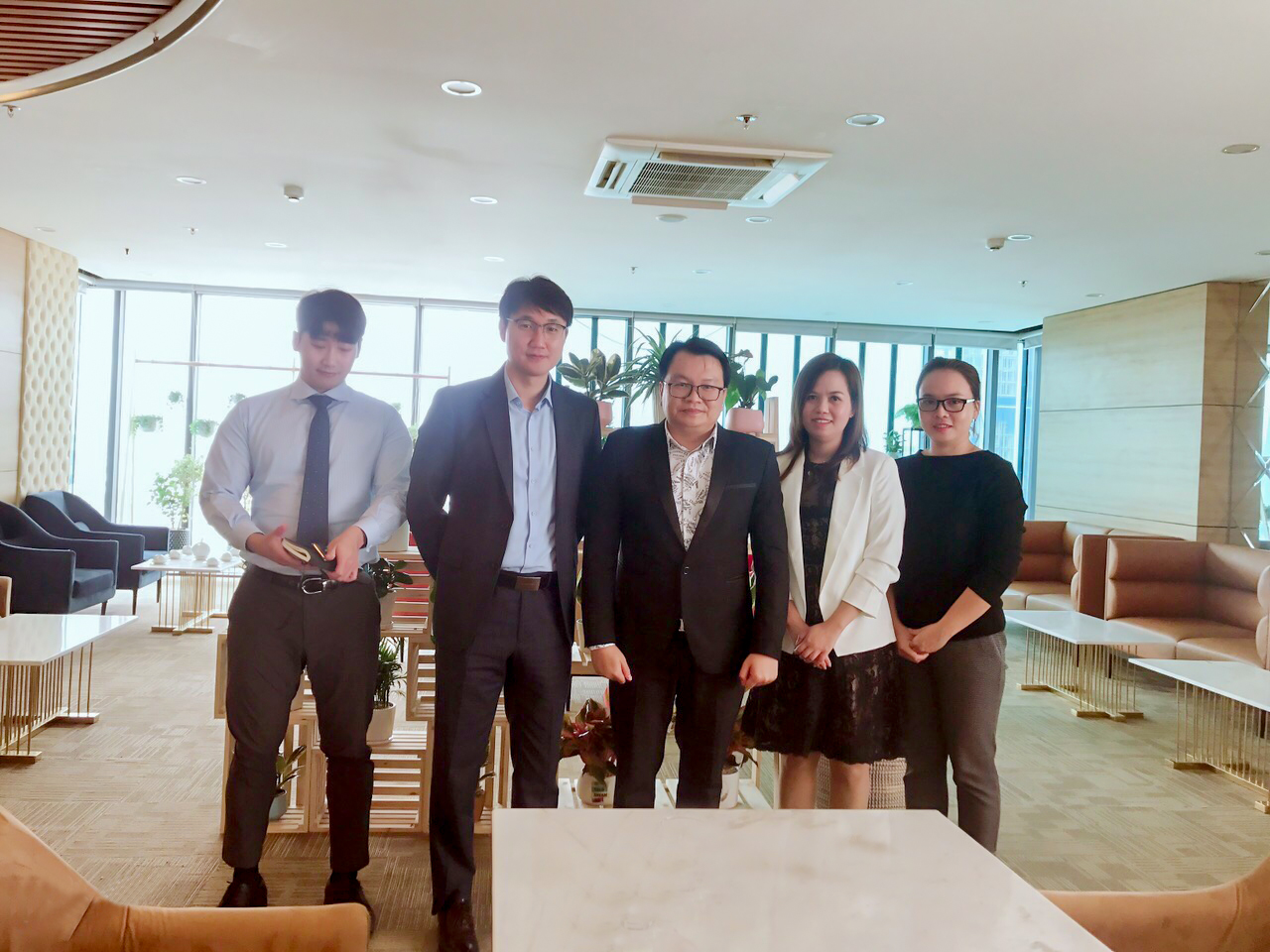 Ông Trần Quốc Bảo - Chủ tịch HHDN tỉnh Quảng Nam làm việc với KOTRA tại Đà Nẵng