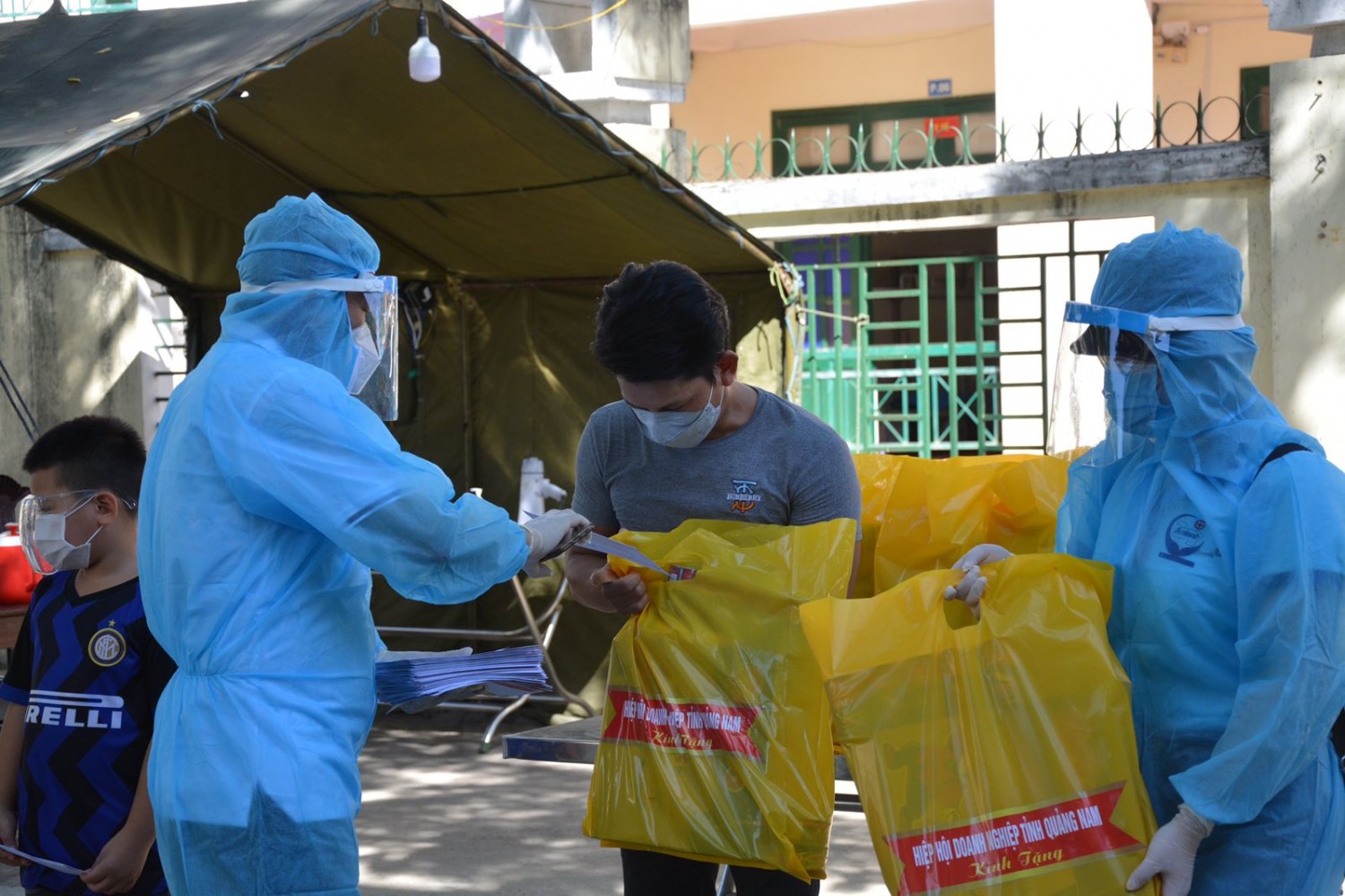 HIỆP HỘI DOANH NGHIỆP TỈNH QUẢNG NAM  TRAO QUÀ HỖ TRỢ BÀ CON CÓ HOÀN CẢNH KHÓ KHĂN TỪ TP HỒ CHÍ MINH VỀ QUÊ CÁCH LY