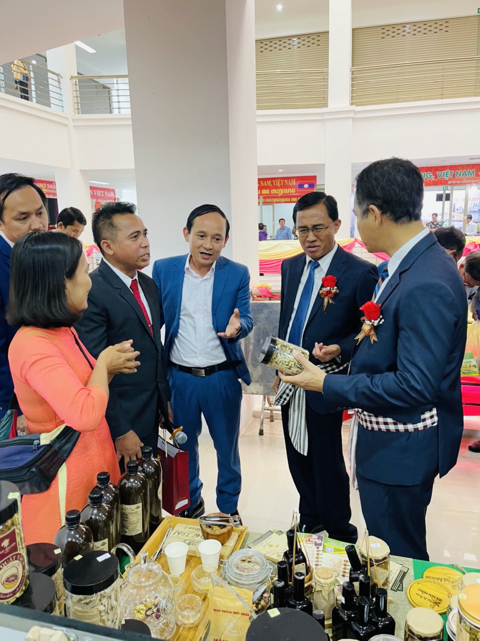 HIỆP HỘI DOANH NGHIỆP TỈNH QUẢNG NAM LÀM TRƯỞNG ĐOÀN DOANH NGHIỆP DANG THAM DỰ HỘI CHỢ TRIỄN LÃM HỮU NGHỊ VIỆT NAM - LÀO