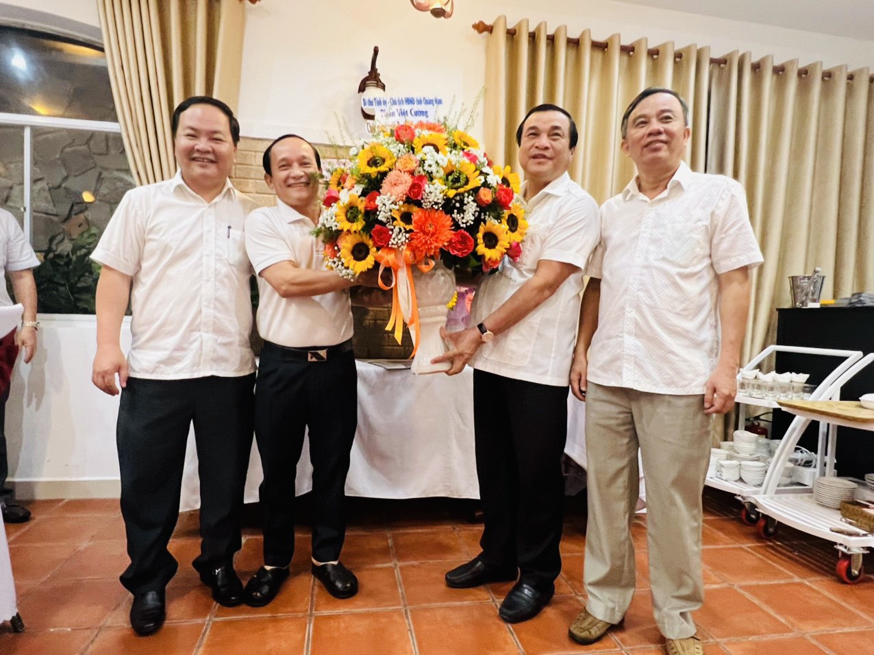 Bí thư Tỉnh ủy, Chủ tịch HĐND tỉnh Quảng Nam - Phan Việt Cường cùng lãnh đạo UBND tỉnh, lãnh đạo các Sở, ban, ngành và Doanh nghiệp thăm và chúc mừng Hiệp hội Doanh nghiệp tỉnh Quảng Nam ngày Doanh nhân Việt Nam 13/10.